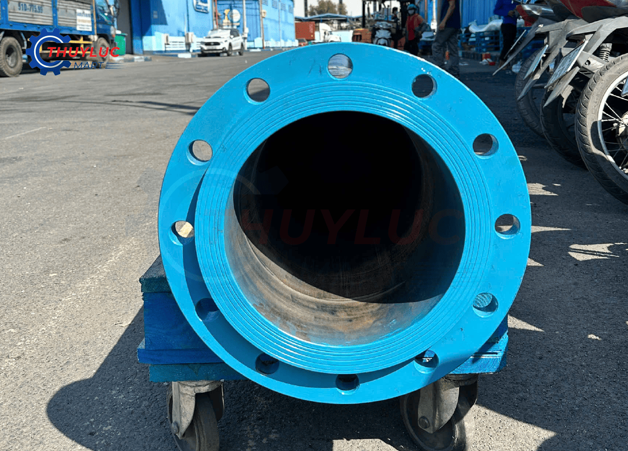 Đầu mặt bích PN16 thép sau khi bấm hoàn thiện lên ống 10 inch tại xưởng Thủy Lực Mart