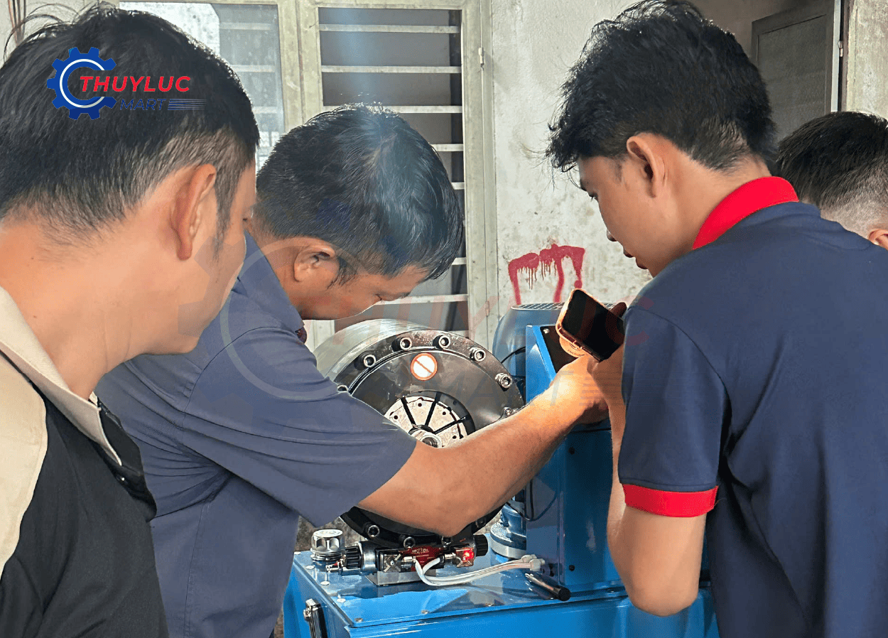 Nhân viên kỹ thuật Thủy Lực Mart hướng dẫn thay khuôn máy bấm ống thủy lực Samway