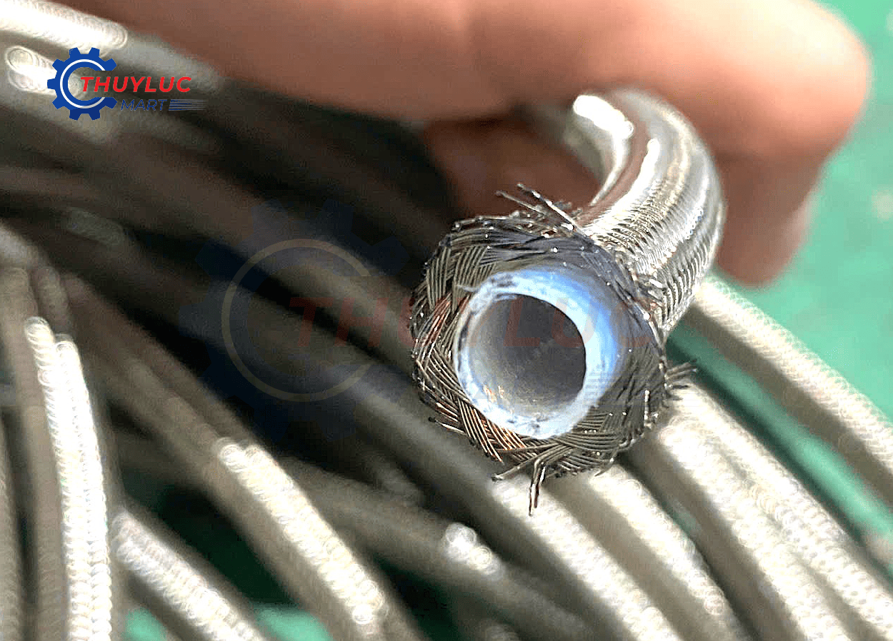 Cấu tạo ống Teflon PTFE bọc lưới inox gồm ruột PTFE trắng và lớp bện inox bảo vệ bên ngoài