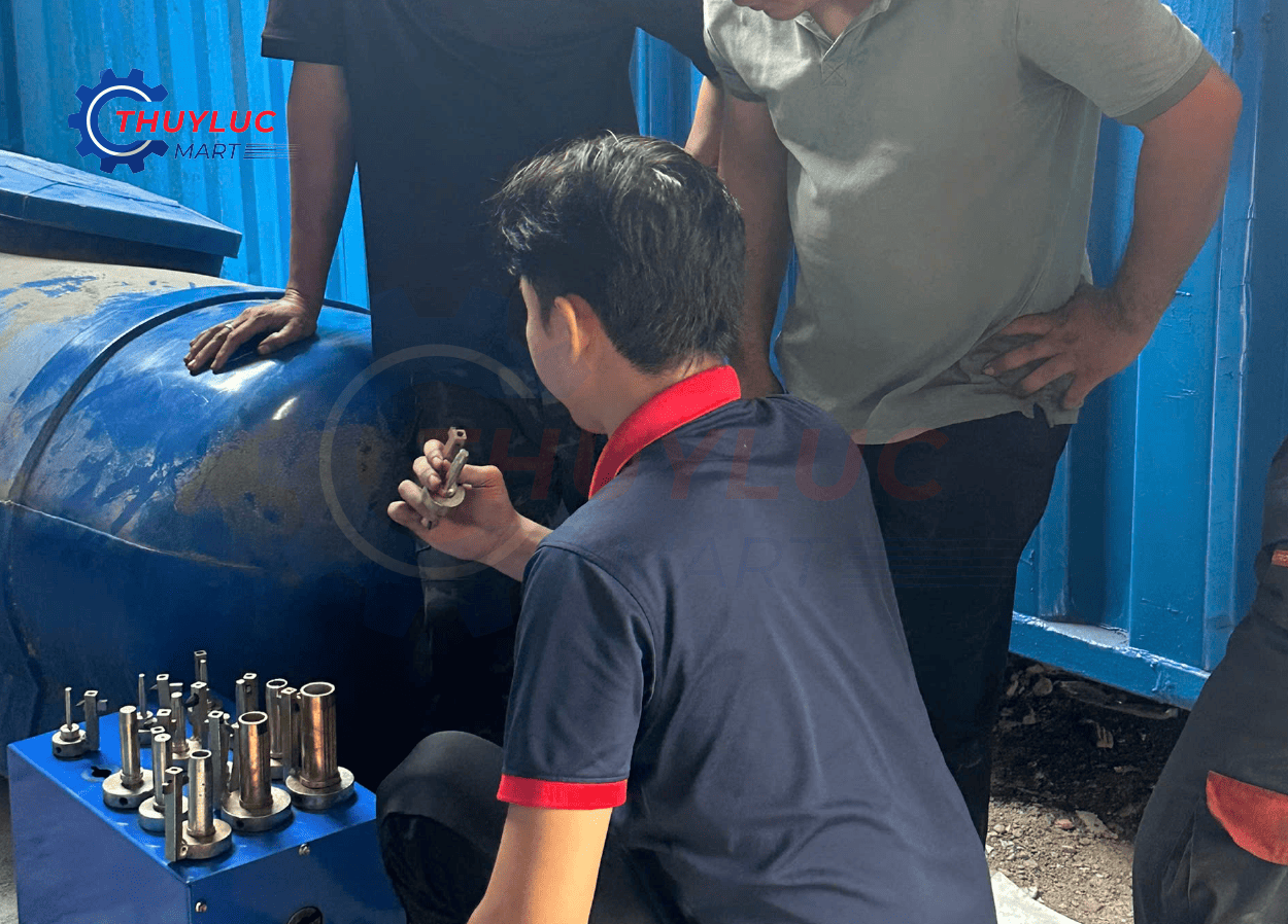 Kỹ thuật viên Thủy Lực Mart kiểm tra khuôn máy bấm ống thủy lực Samway tại công trình