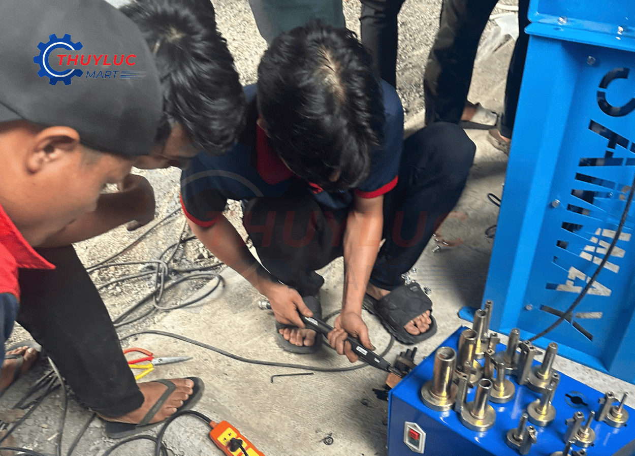 Nhân viên Thủy Lực Mart nối điện cho máy bấm ống thủy lực tại xưởng Bình Phước