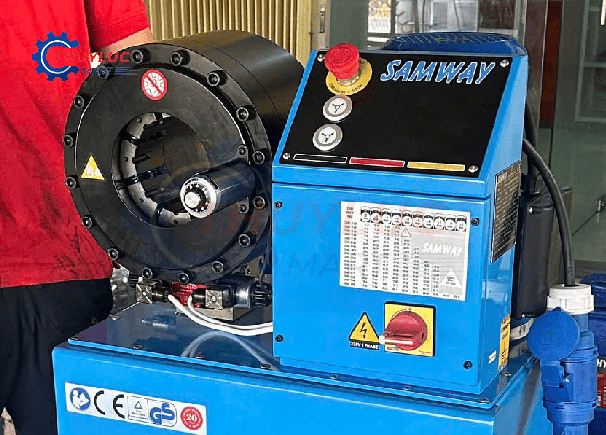 máy bấm ống thủy lực Samway chính hãng vận hành tại xưởng