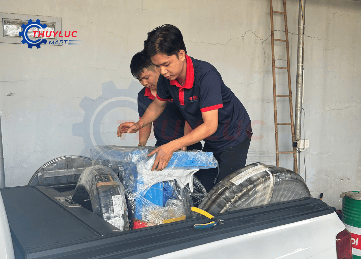 Nhân viên kỹ thuật kiểm đếm và xuống hàng Combo trọn gói vật tư cho khách hàng