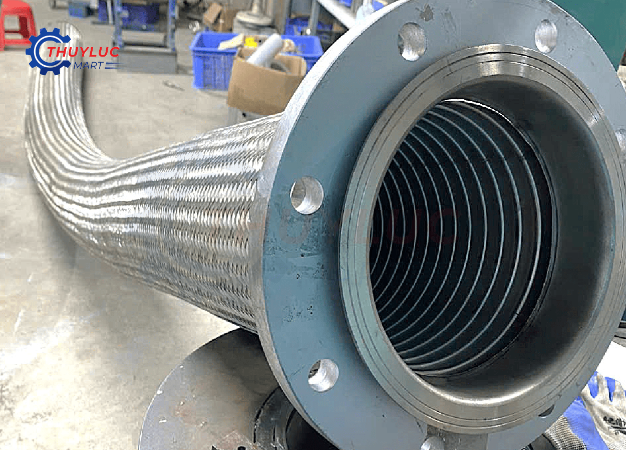 Sản phẩm ống mềm inox DN200 hoàn thiện – test áp và đóng gói tại kho Thủy Lực Mart TP.HCM