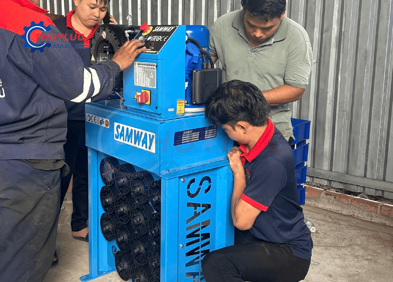 Nhân viên kỹ thuật lắp đặt và hướng dẫn sử dụng máy bấm ống samway p32 tận xưởng cho khách hàng