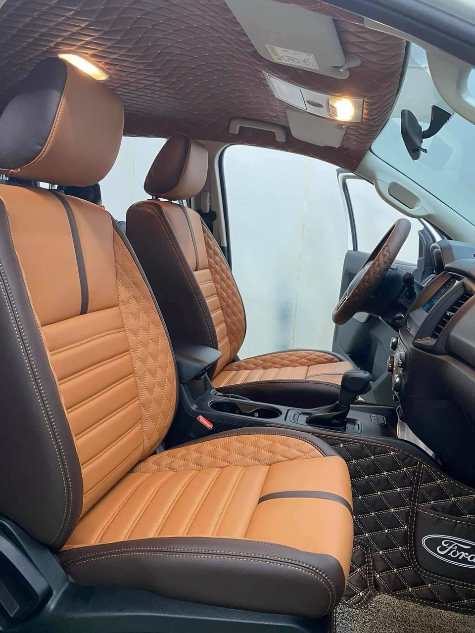 Đục lỗ trên da theo yêu cầu khách hàng