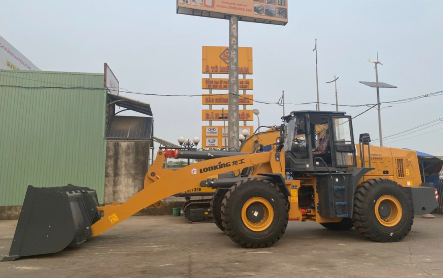 MÁY XÚC LẬT CẦN DÀI