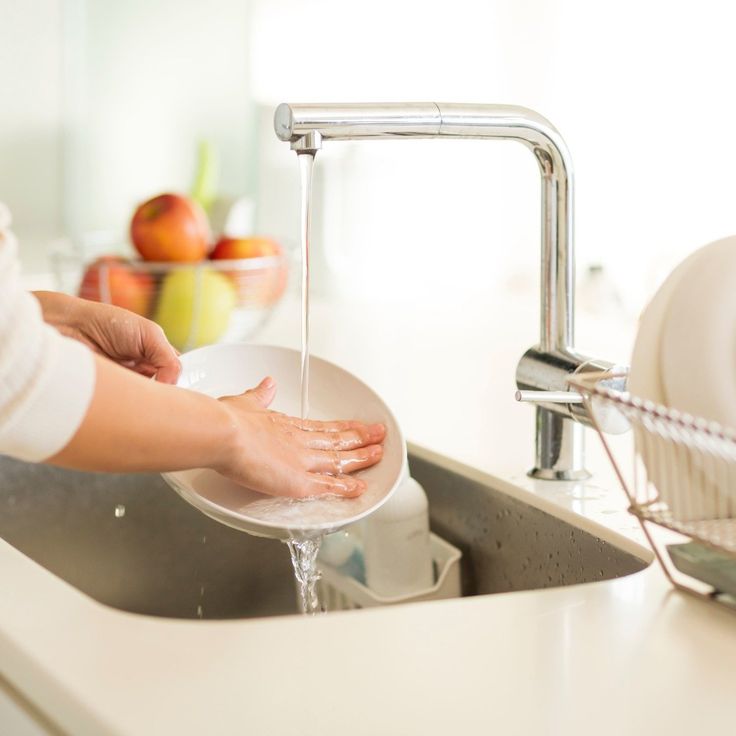 Có nên ngâm chén dĩa bẩn trước khi rửa không?
