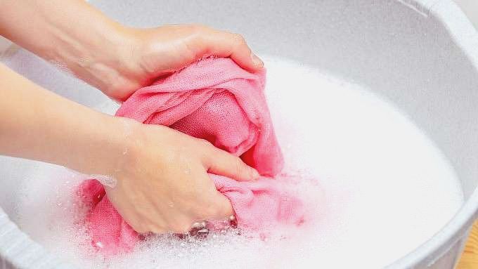 CHỌN BỘT GIẶT HAY NƯỚC GIẶT XẢ QUẦN ÁO?