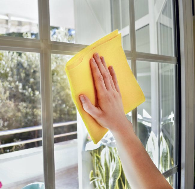 Top 4 lý do nên mua nước lau kính dù có nhiều cách vệ sinh cửa kính hiệu quả