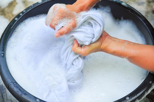 Để con tự tin diện áo trắng đến trường, mẹ cần biết 5 quy tắc giặt giũ