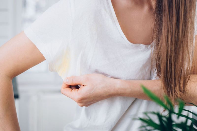 Mẹo tẩy vết ố vàng dưới cánh tay áo trắng