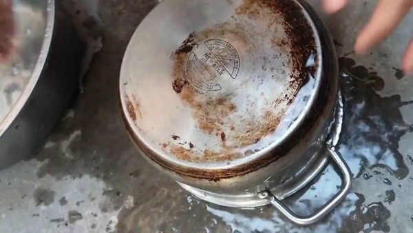 Làm sạch nồi inox bị cháy khét dưới đáy sáng bóng trở lại