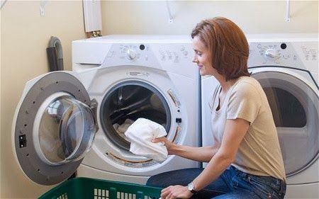 5 Cách tẩy áo trắng dính màu không bị phai