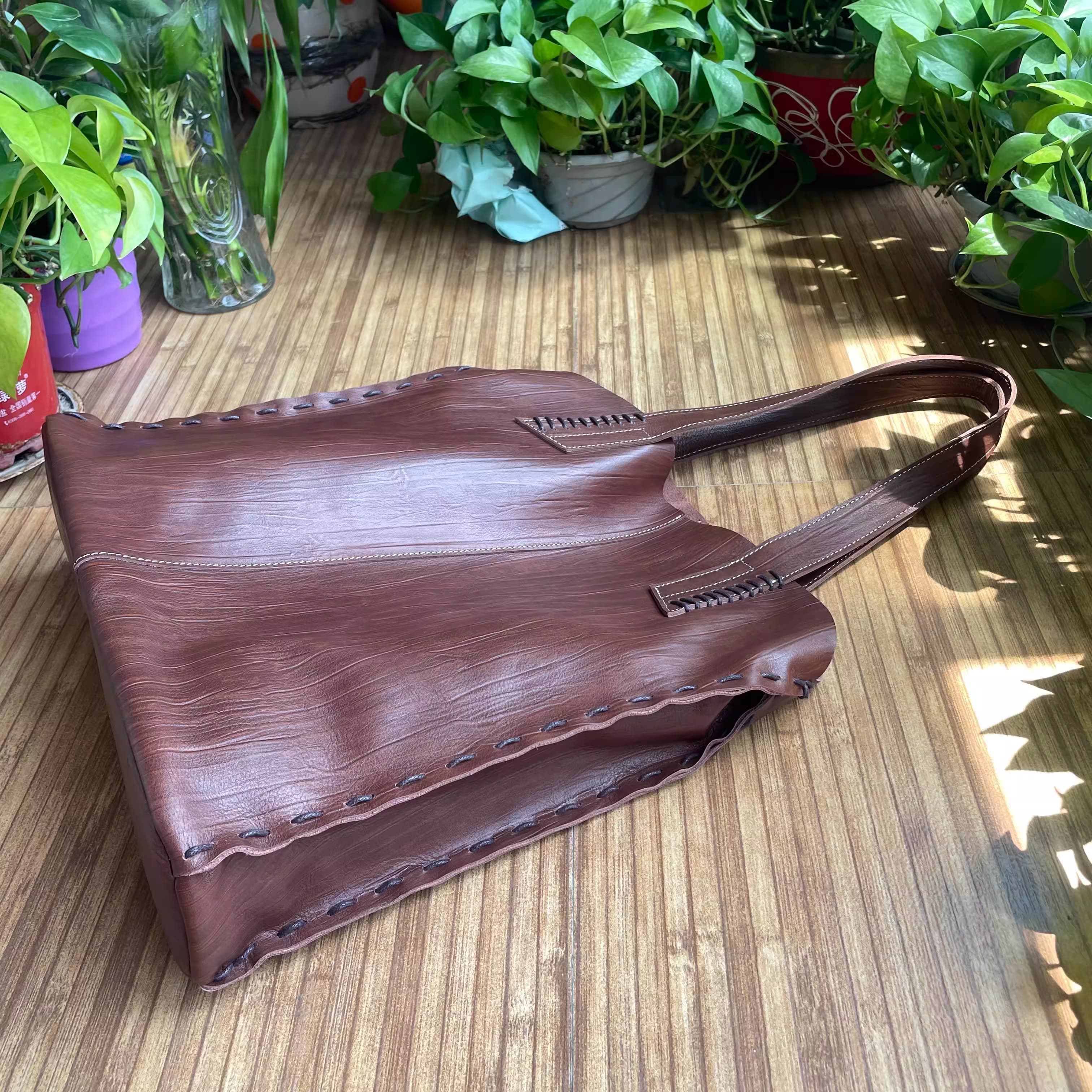 Túi đeo vai bằng da thật. Túi tote hợp thời trang, đa năng.