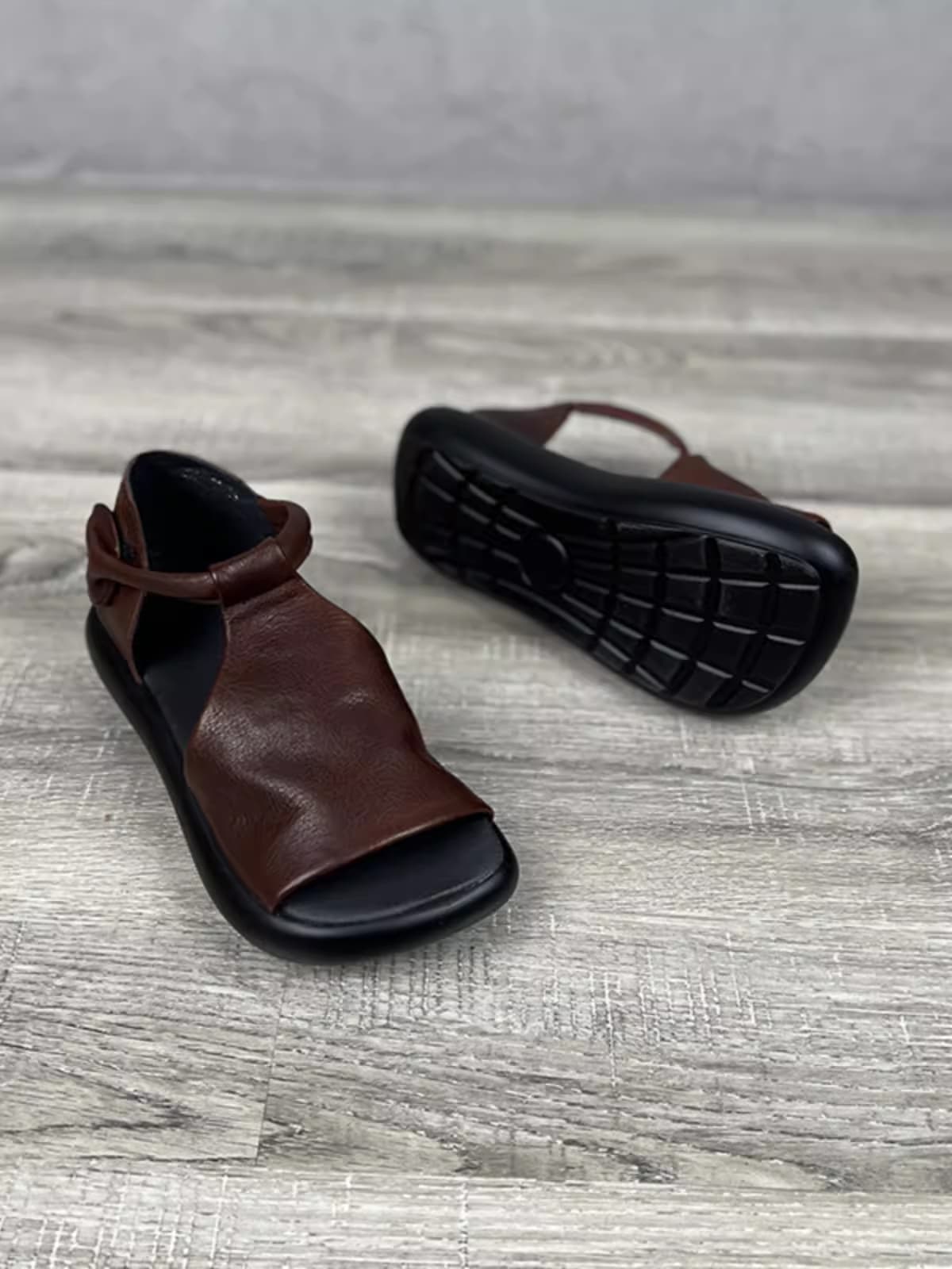 Sandal nữ da thật, miệng cá đế thấp. Phong cách hiện đại, cá tính thích hợp mùa hè.