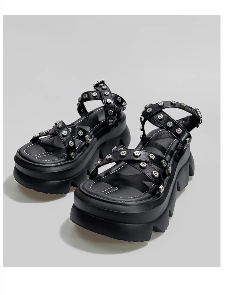 Sandal nữ da thật, miệng cá đế cao dầy chống thấm nước tốt. Phong cách hiện đại, cá tính thích hợp mùa hè.