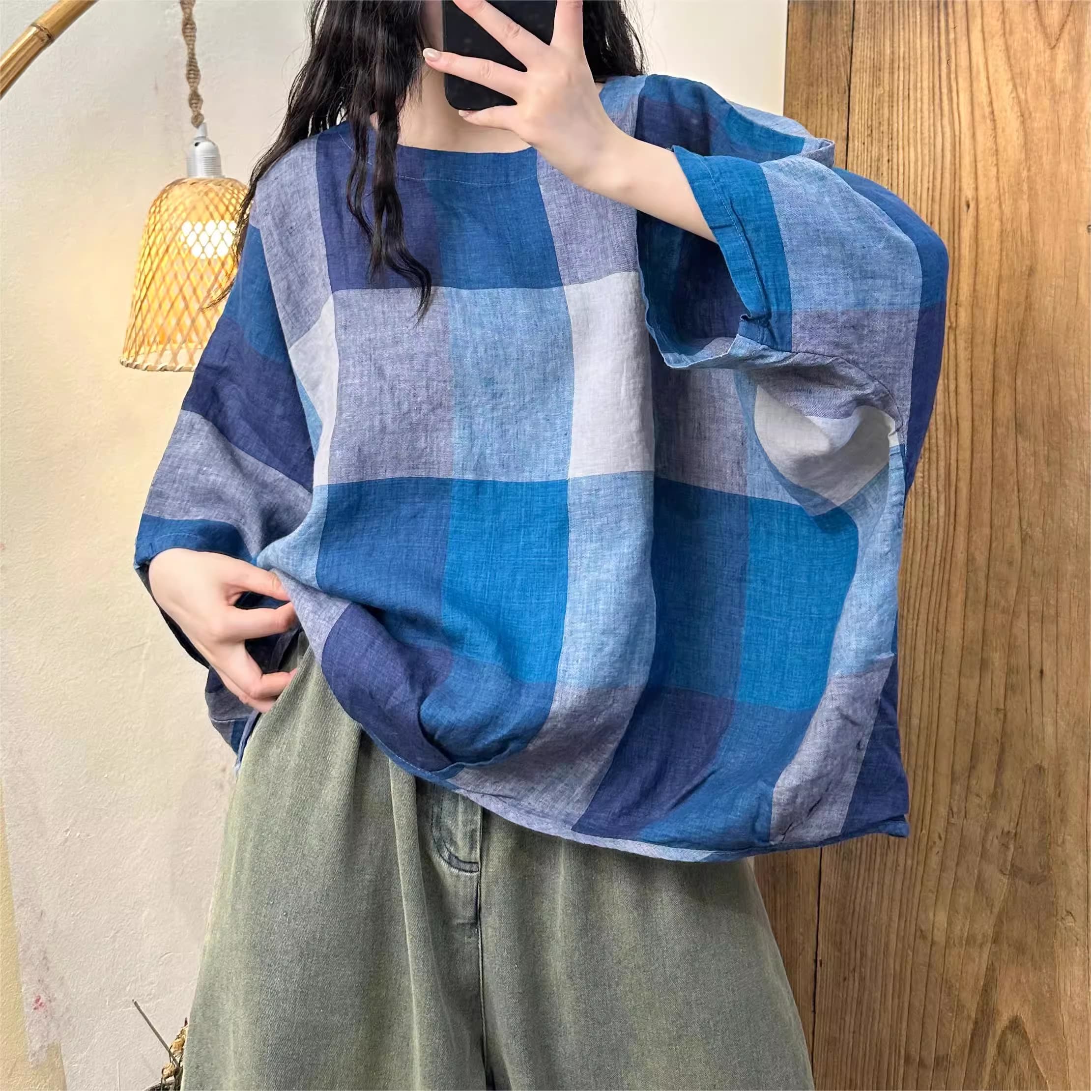Áo vải lanh nhuộm sợi kẻ sọc, áo cánh dơi, gấu áo viền gấp nếp, thiết kế thời trang thích hợp với phong cách khỏe khoắn, năng động.
