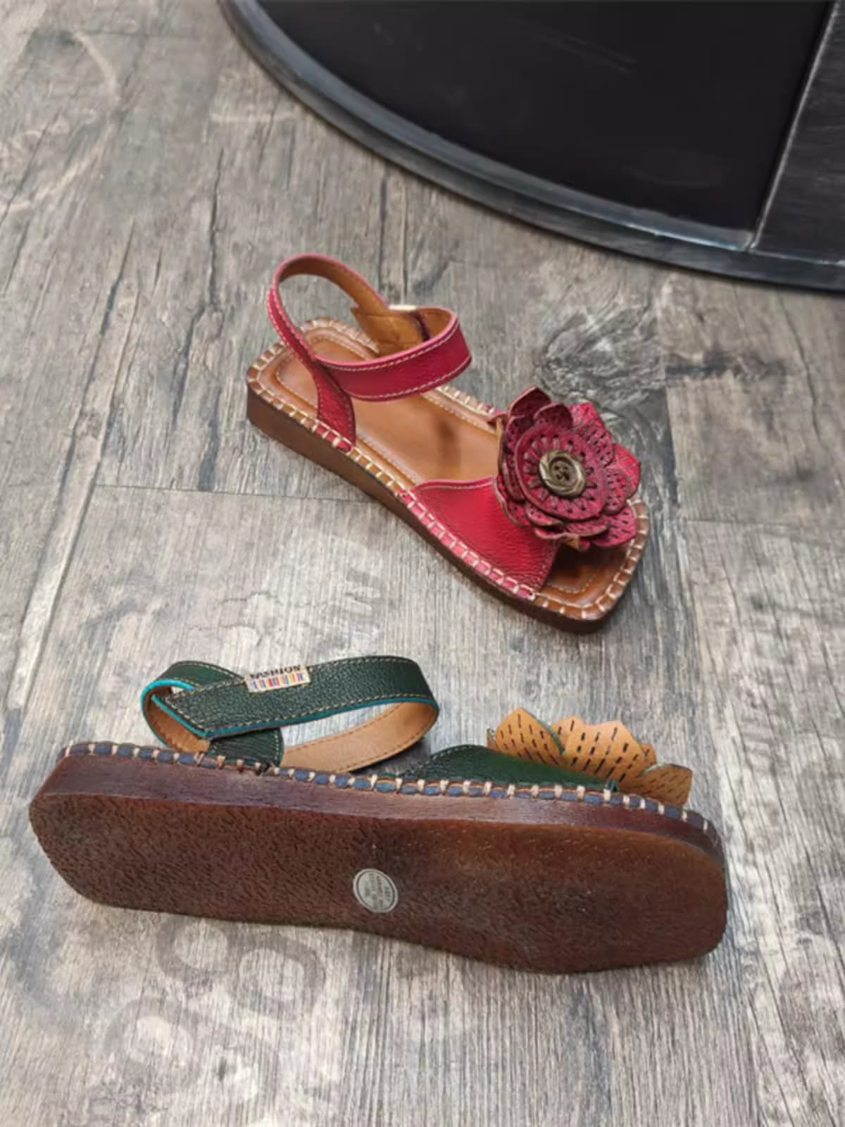 Sandal nữ kết hoa, miệng cá, da thật, miệng hở thoáng, đế thấp. Phong cáchđiệu đà, nữ tính, thích hợp mùa hè.