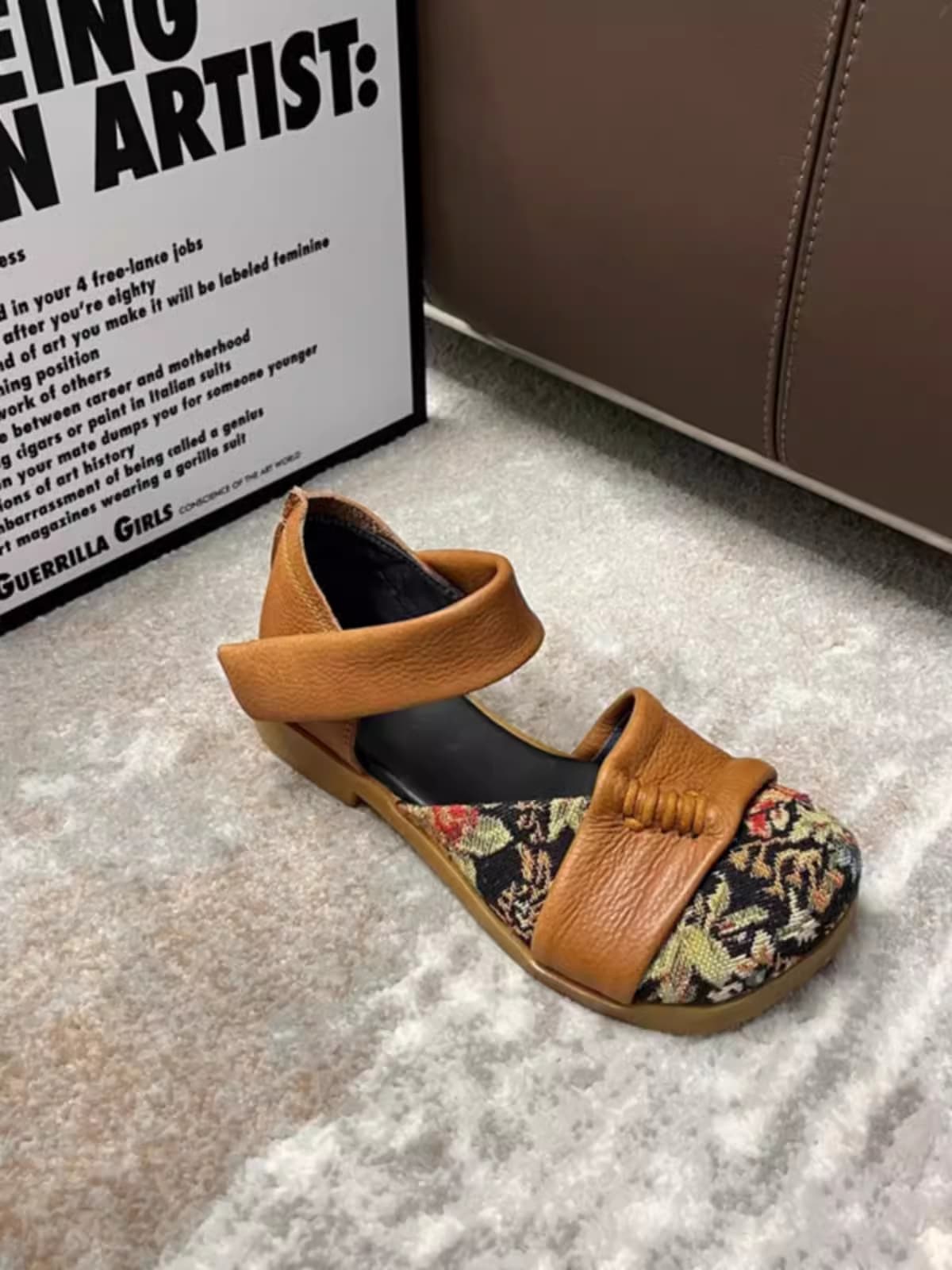 Sandal nữ in hoa da thật, miệng kín, đế vừa. Phong cách nữ tính thích hợp cho đi biển hè