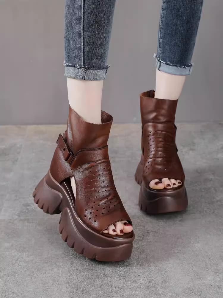 Sandal nữ da thật, miệng cá đế dầy nâng chiều cao chống thấm nước tốt. Phong cách hiện đại, cá tính thích hợp mùa hè.