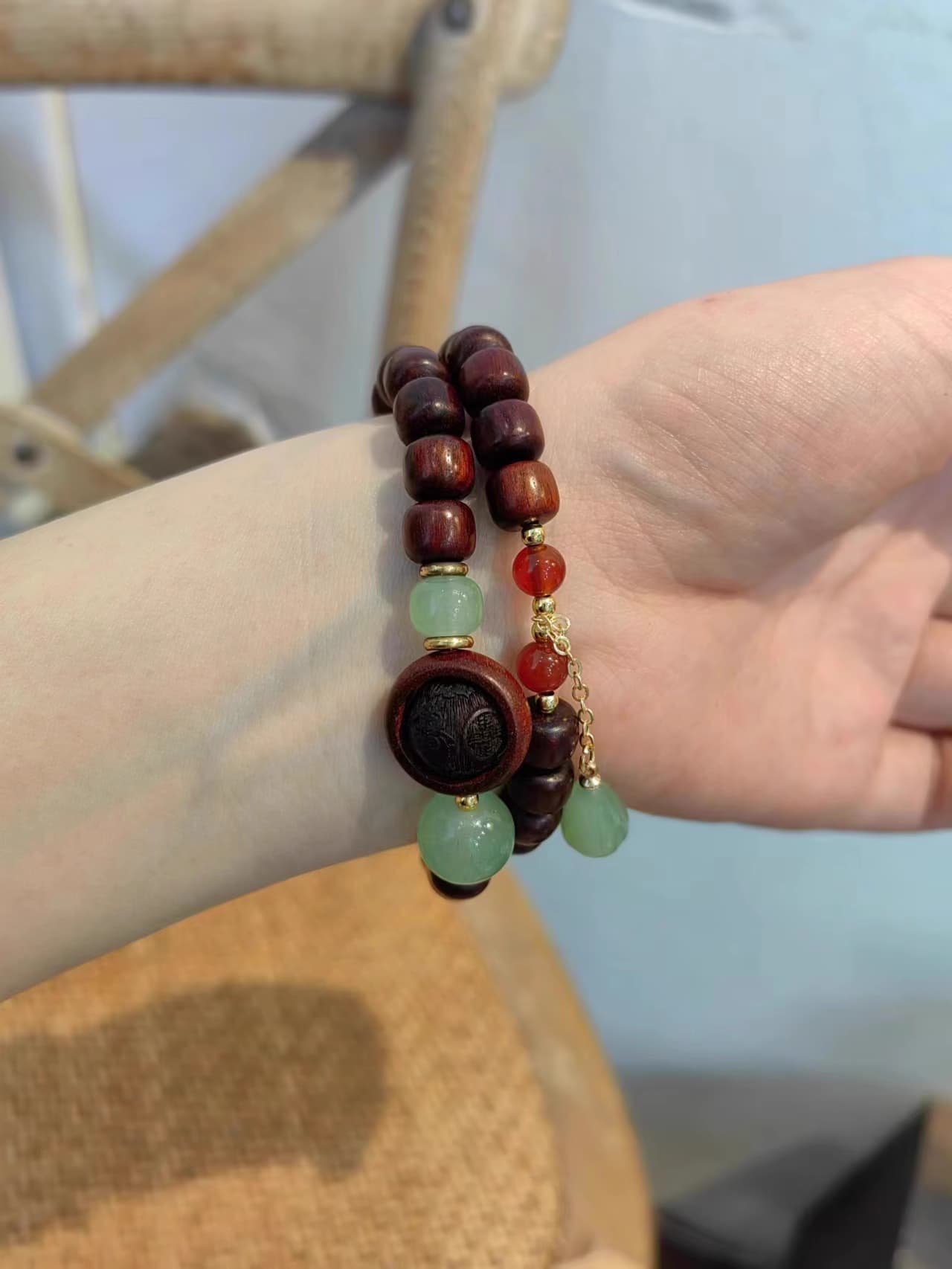 Một chiếc vòng gỗ đàn hương hạt cực độc đáo, đa năng vừa là vòng tay vừa là vòng cổ với phong cách retro niche Zen đến từ H u a l o u mẫu cảm hứng 2024
