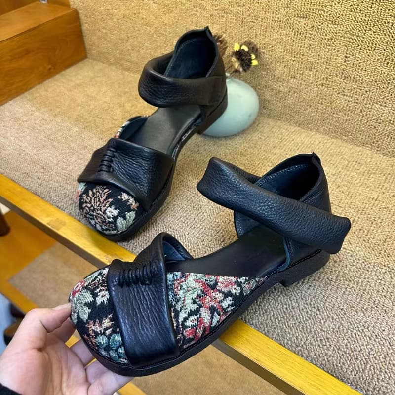 Sandal nữ in hoa da thật, miệng kín, đế vừa. Phong cách nữ tính thích hợp cho đi biển hè