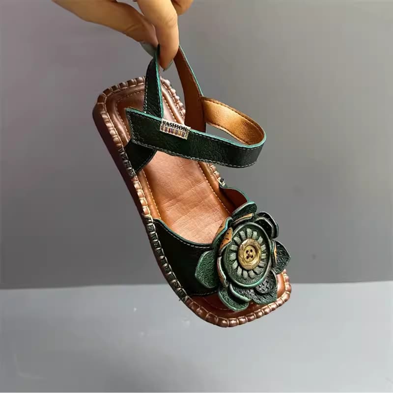 Sandal nữ kết hoa, miệng cá, da thật, miệng hở thoáng, đế thấp. Phong cáchđiệu đà, nữ tính, thích hợp mùa hè.
