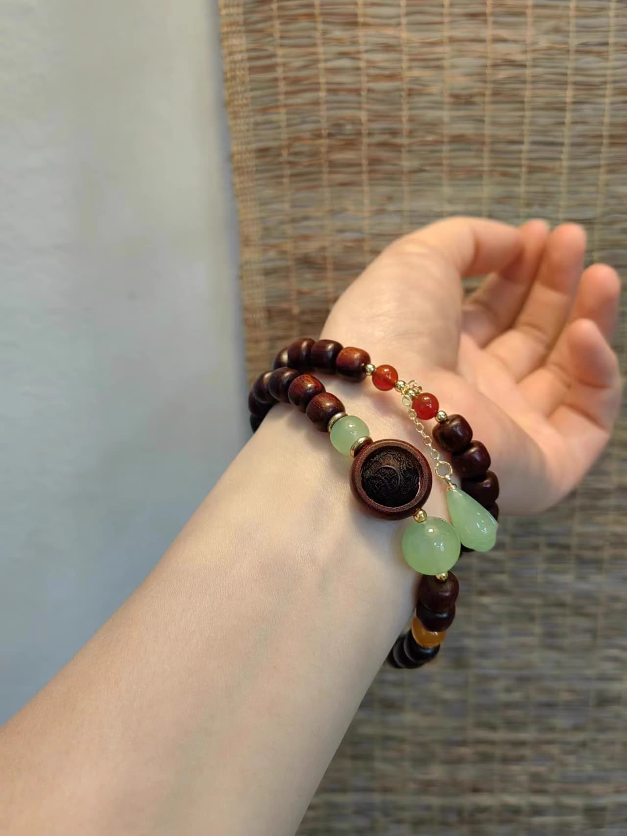 Một chiếc vòng gỗ đàn hương hạt cực độc đáo, đa năng vừa là vòng tay vừa là vòng cổ với phong cách retro niche Zen đến từ H u a l o u mẫu cảm hứng 2024