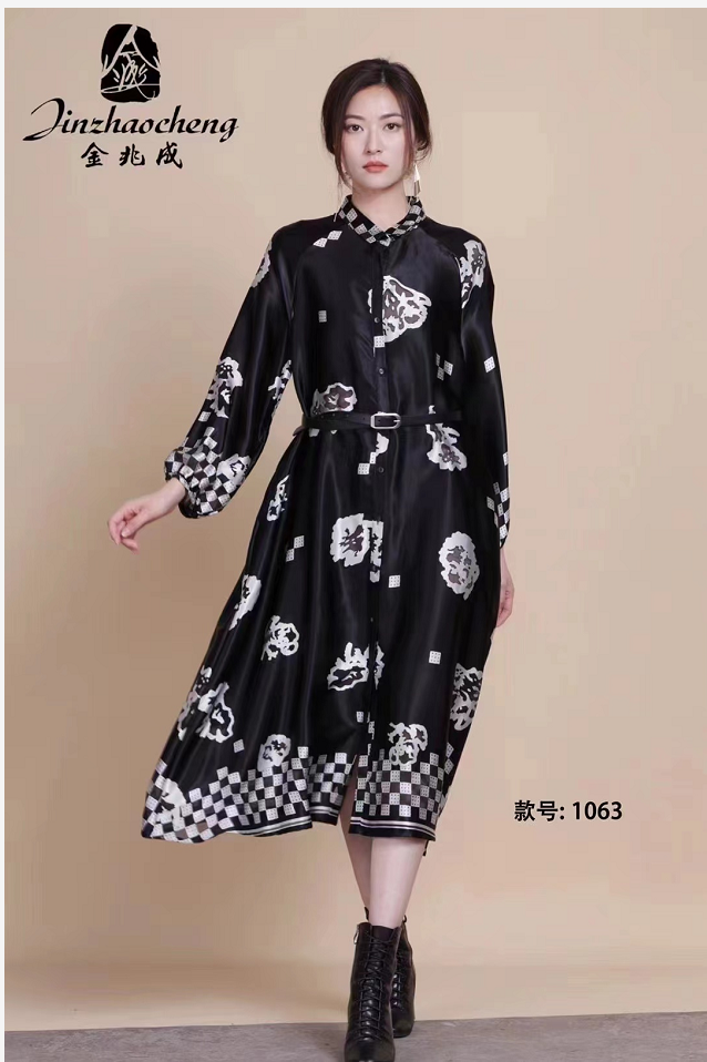 Váy dài thân chữ A, Họa tiết hoa trắng nền đen, có cổ áo, lịch sự sang trọng, phong cách phương Tây