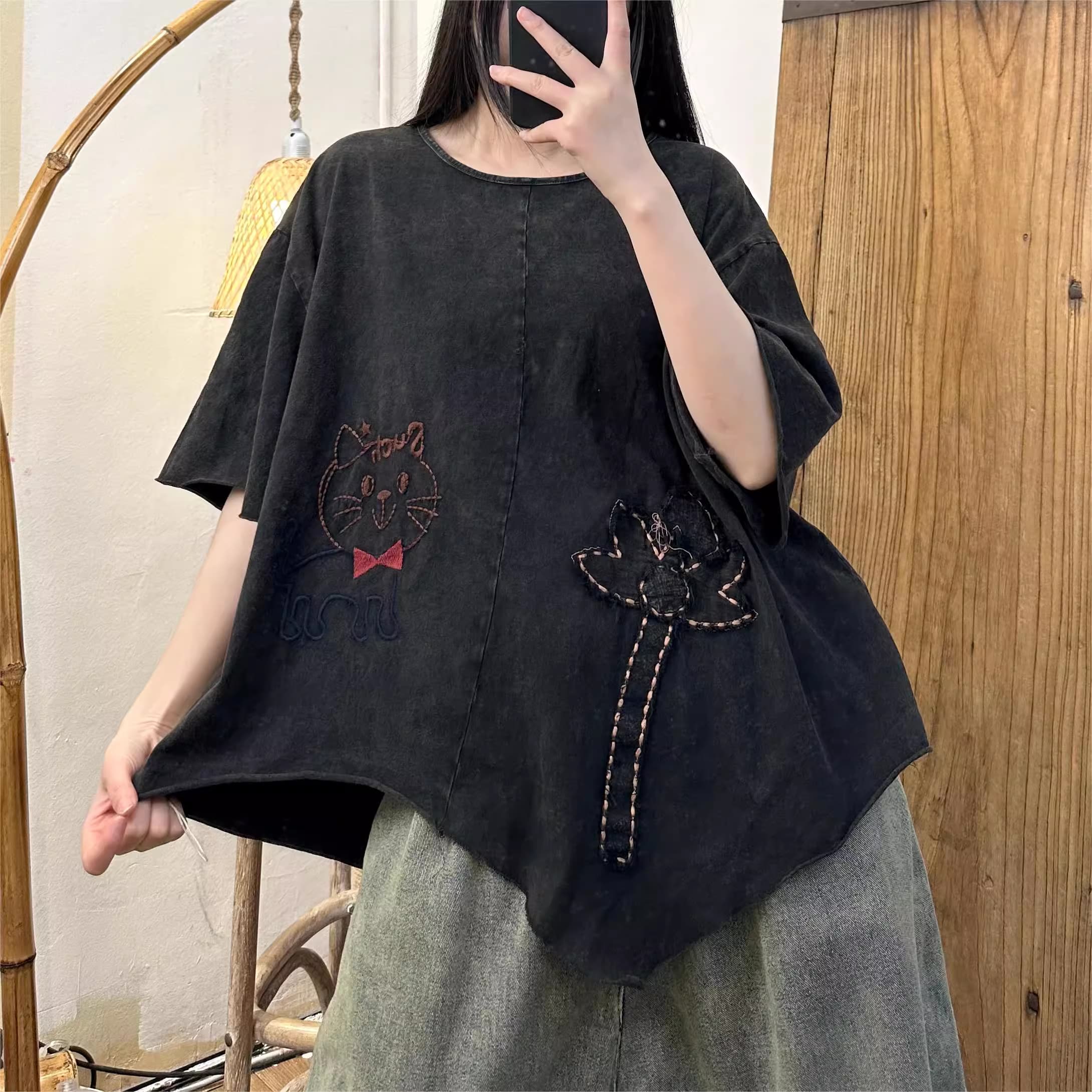 Áo phông cotton thêu hoa thủ công, đến từ H u a l o u hợp với  phong cách trẻ trung năng động cho mùa hè.