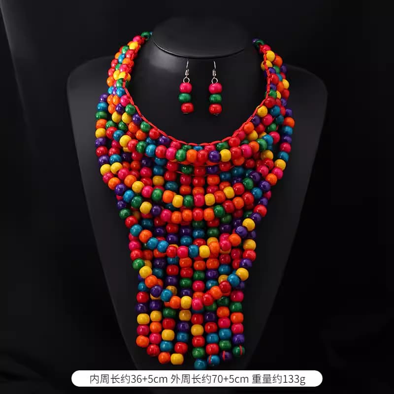 Vòng cổ bằng nguyên liệu tổng hợp đa vòng, đa sắc tạo nên nét độc đáo lạ mắt.