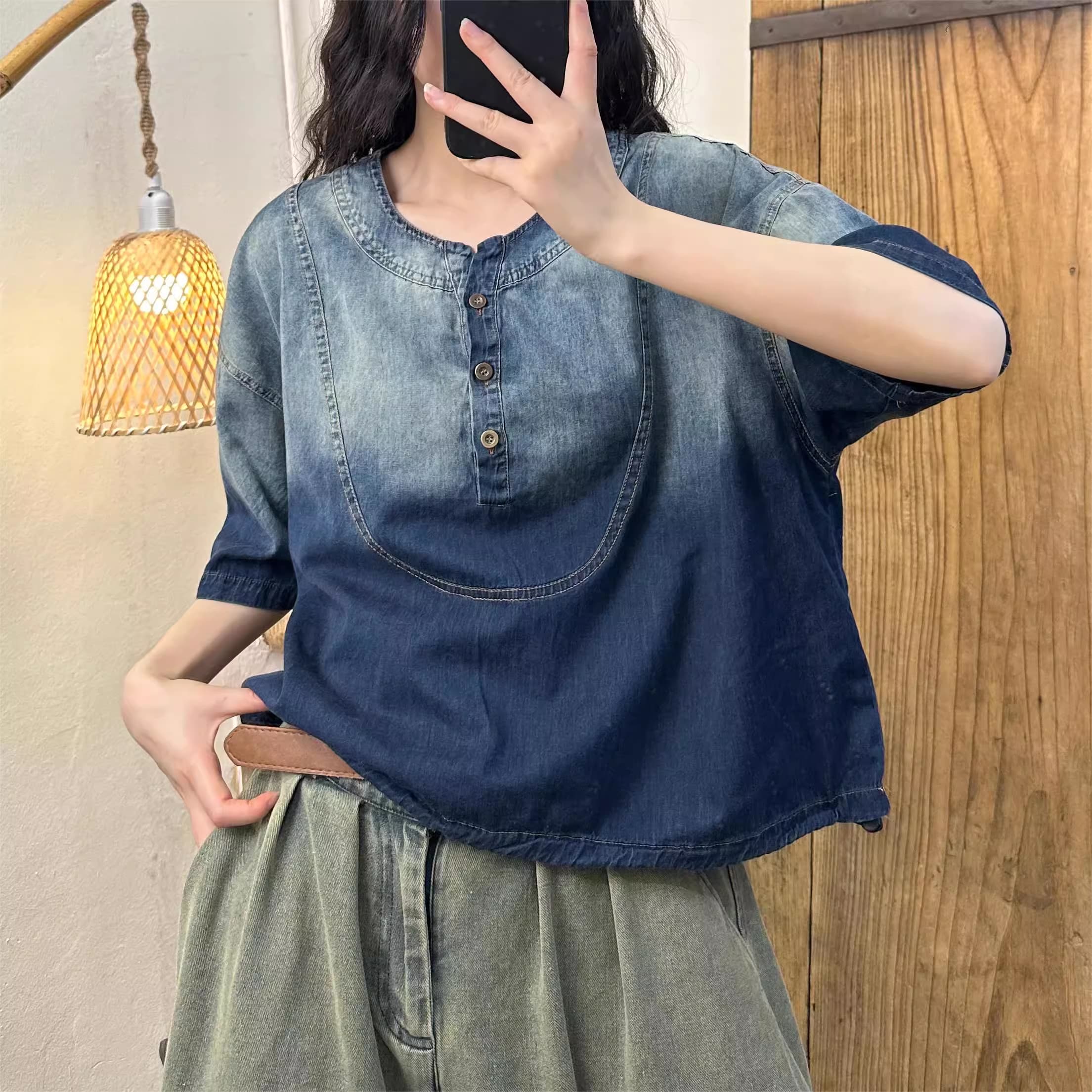Áo sơ mi denim cài nút cổ điển đến từ H u a l o u với phong cách khỏe  khoắn, năng động cho các cô gái cá tính, thu hút mọi ánh mắt.