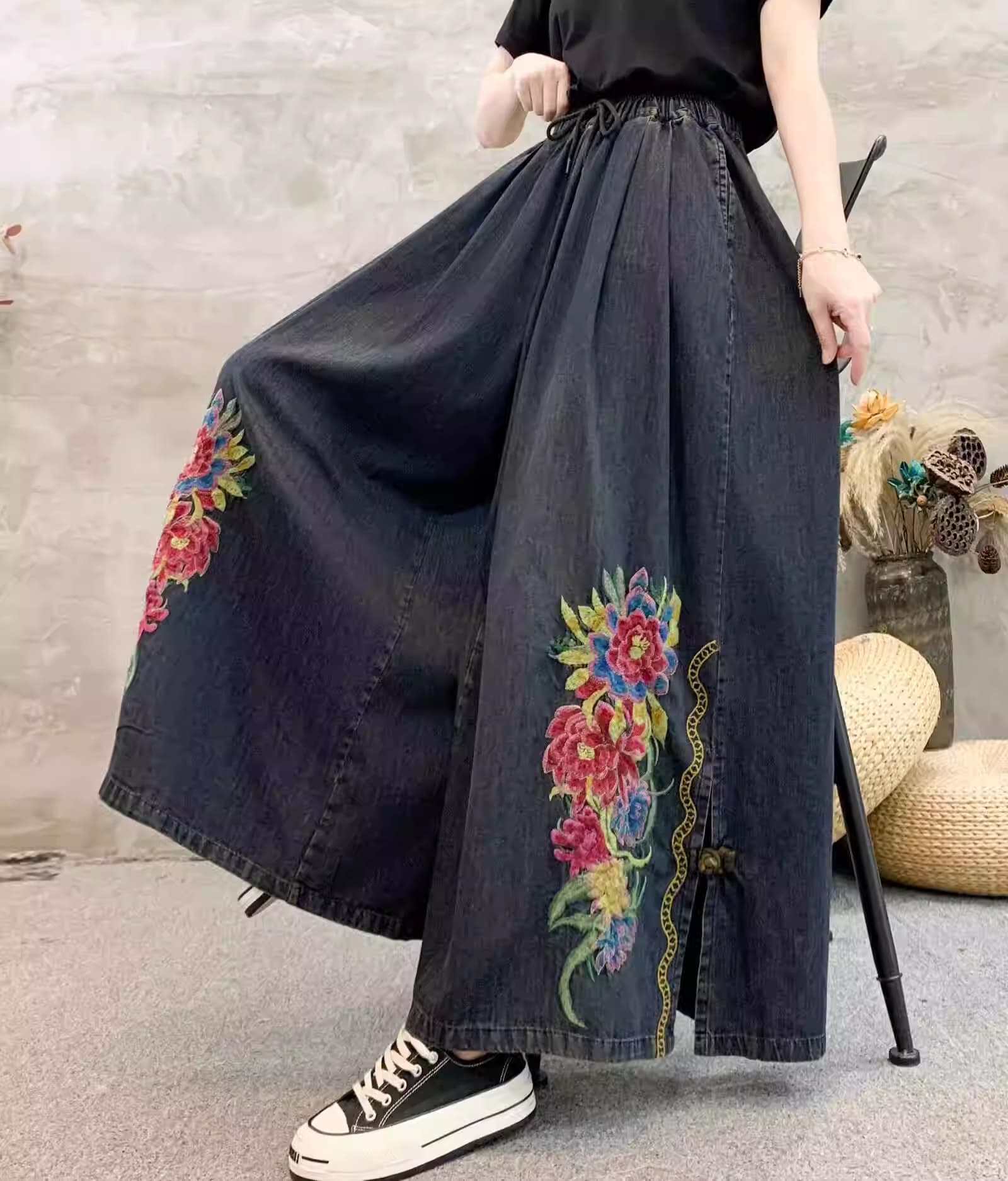 Quần jean nữ thêu, cạp chun, ống rộng - phong cách mới hiện đại, cá tính.