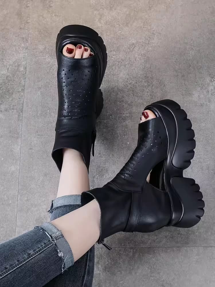 Sandal nữ da thật, miệng cá đế dầy nâng chiều cao chống thấm nước tốt. Phong cách hiện đại, cá tính thích hợp mùa hè.