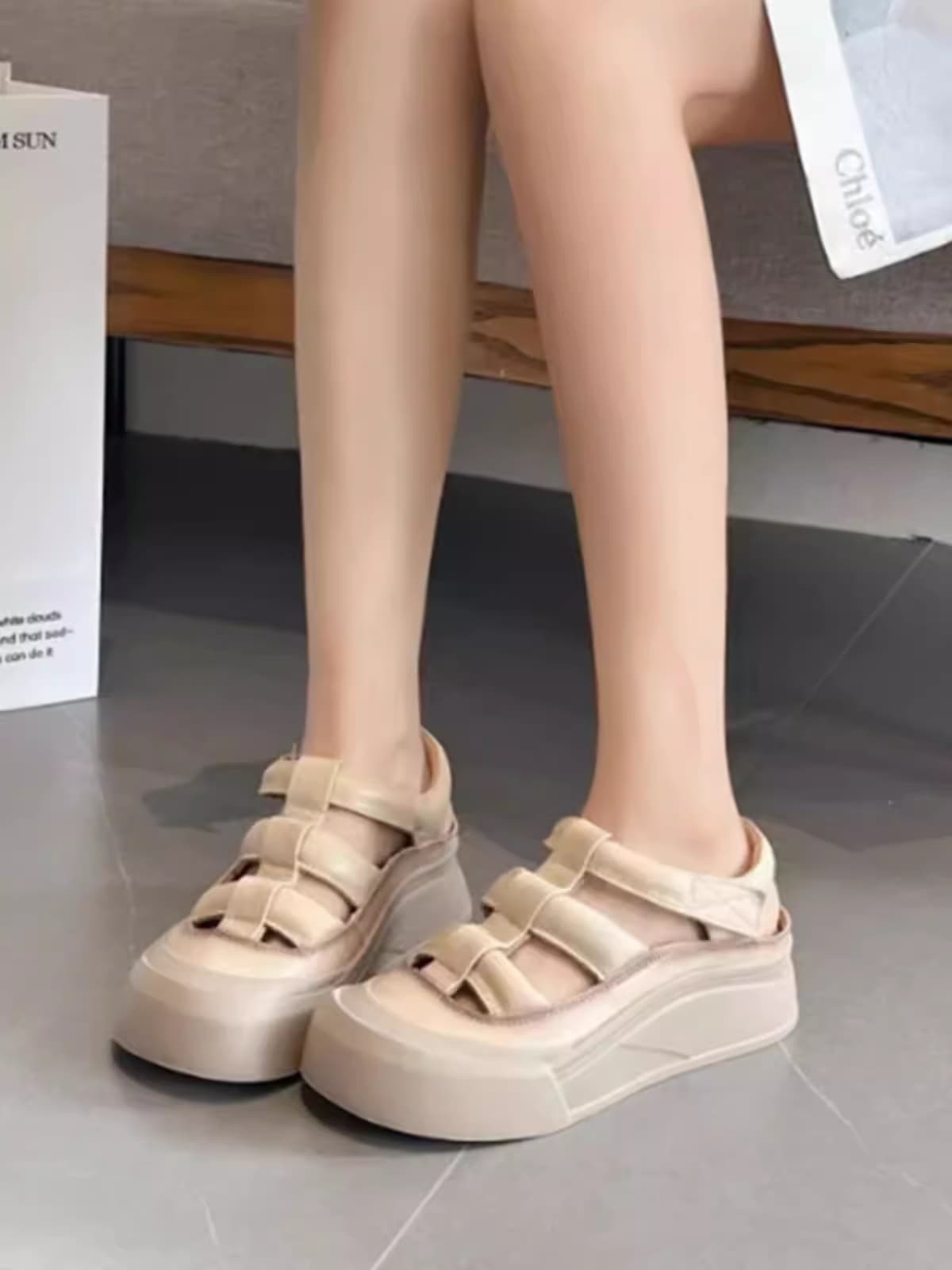 Sandal nữ da thật, miệng kín, miệng hở thoáng  đế vừa. Phong cách hiện đại, cá tính thích hợp mùa hè.