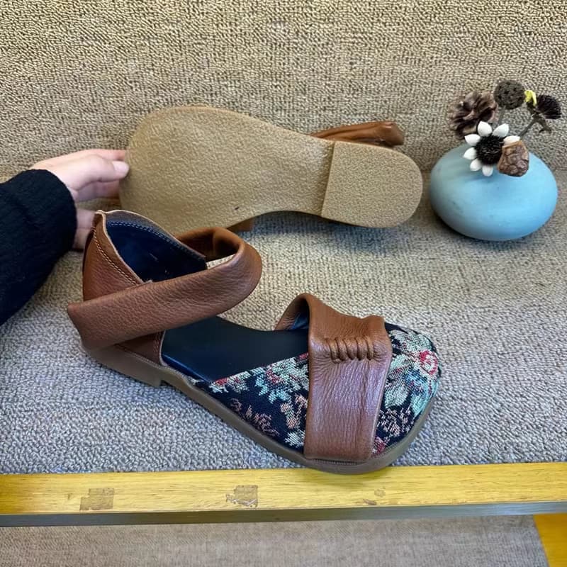 Sandal nữ in hoa da thật, miệng kín, đế vừa. Phong cách nữ tính thích hợp cho đi biển hè