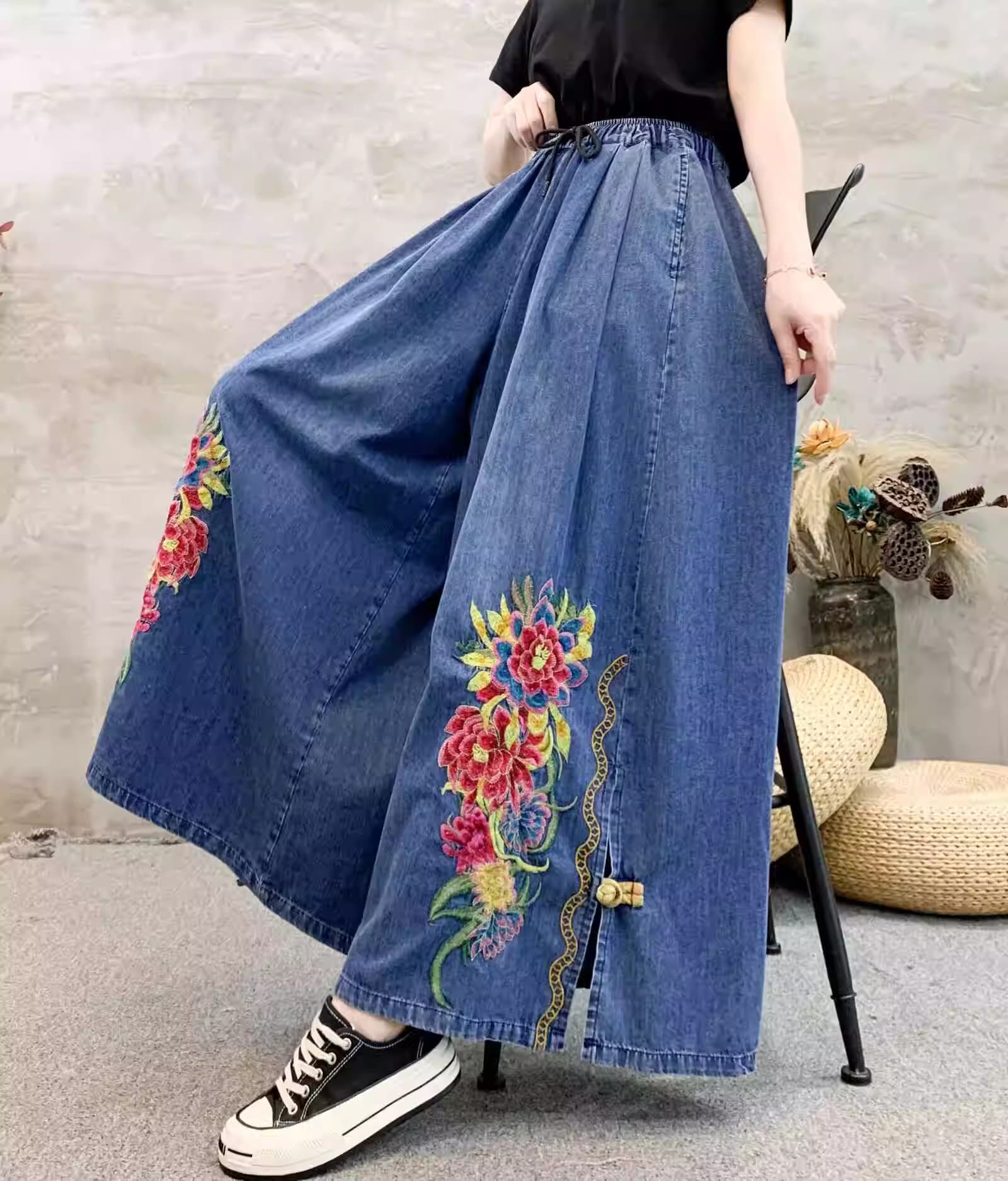 Quần jean nữ thêu, cạp chun, ống rộng - phong cách mới hiện đại, cá tính.
