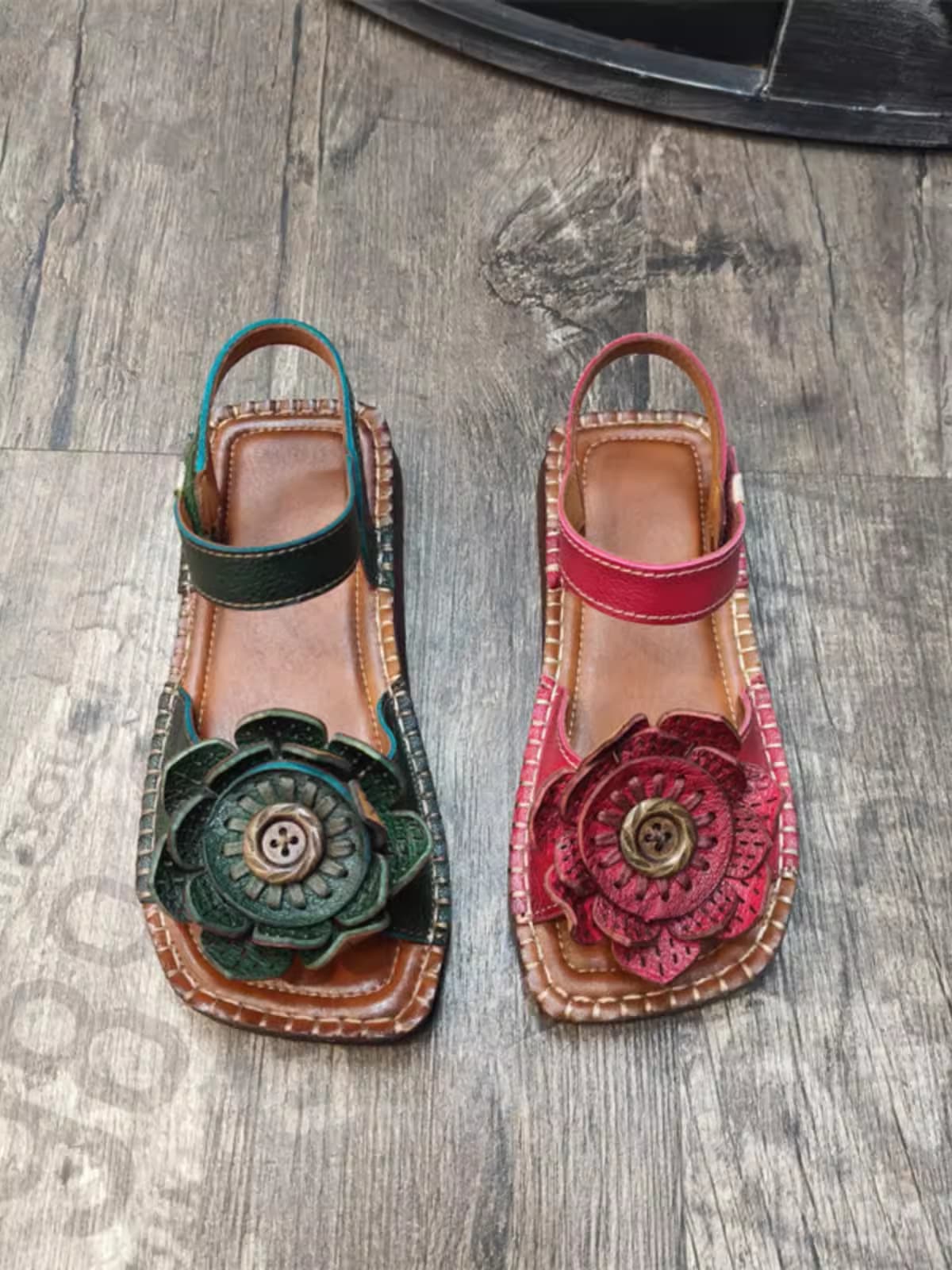 Sandal nữ kết hoa, miệng cá, da thật, miệng hở thoáng, đế thấp. Phong cáchđiệu đà, nữ tính, thích hợp mùa hè.