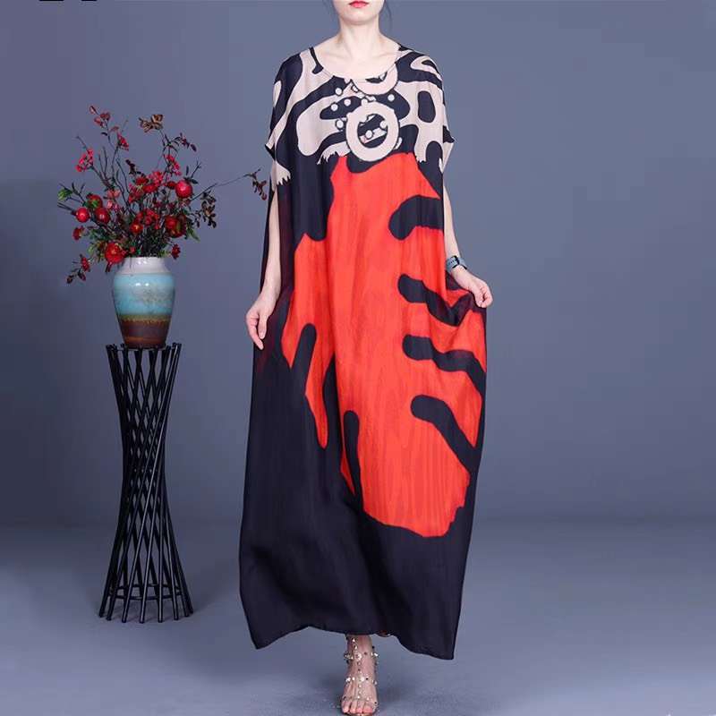 Váy dài lụa H e n x u e thân chữ A, Họa tiết nền đen pha hoa đỏ và vàng