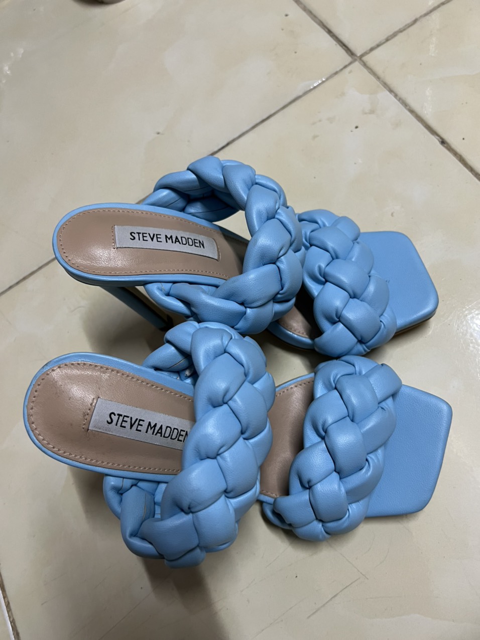 Guốc da cao cấp, màu xanh độc hiếm, quai tết thủ công sang trọng, gót nhọn cao 4cm, phong cách lịch sự.