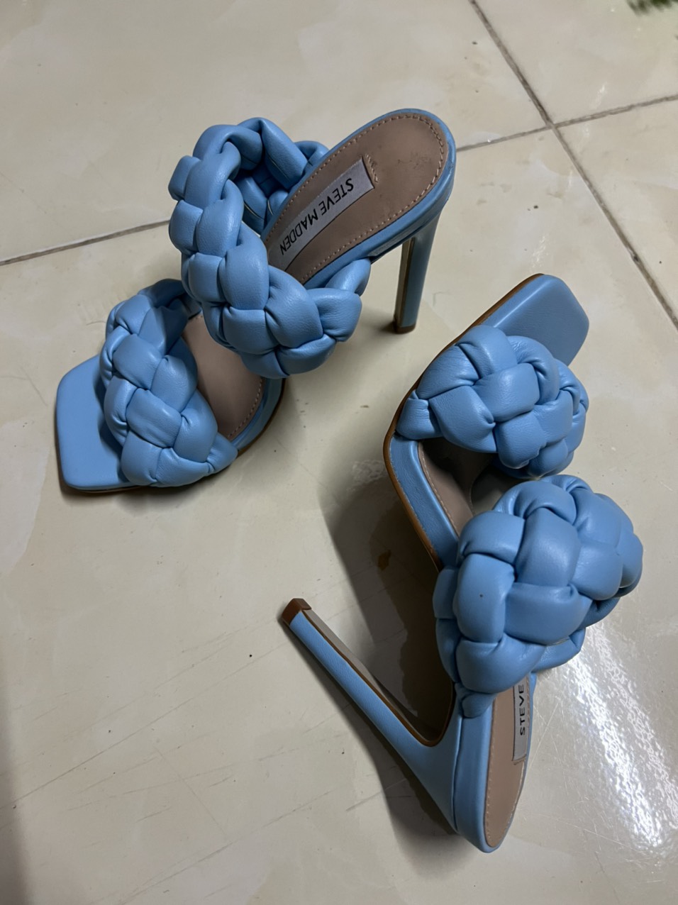 Guốc da cao cấp, màu xanh độc hiếm, quai tết thủ công sang trọng, gót nhọn cao 4cm, phong cách lịch sự.
