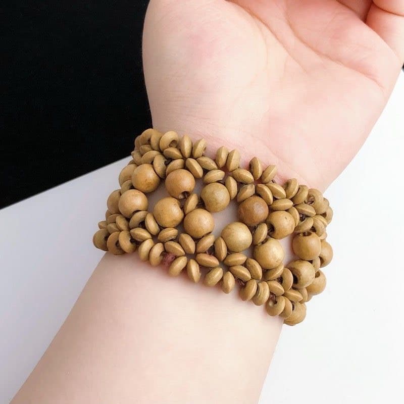 Vòng cổ, vòng tay bằng nguyên liệu tổng hợp từ gỗ, đa vòng, đa sắc tạo nên nét độc đáo cho người dùng.