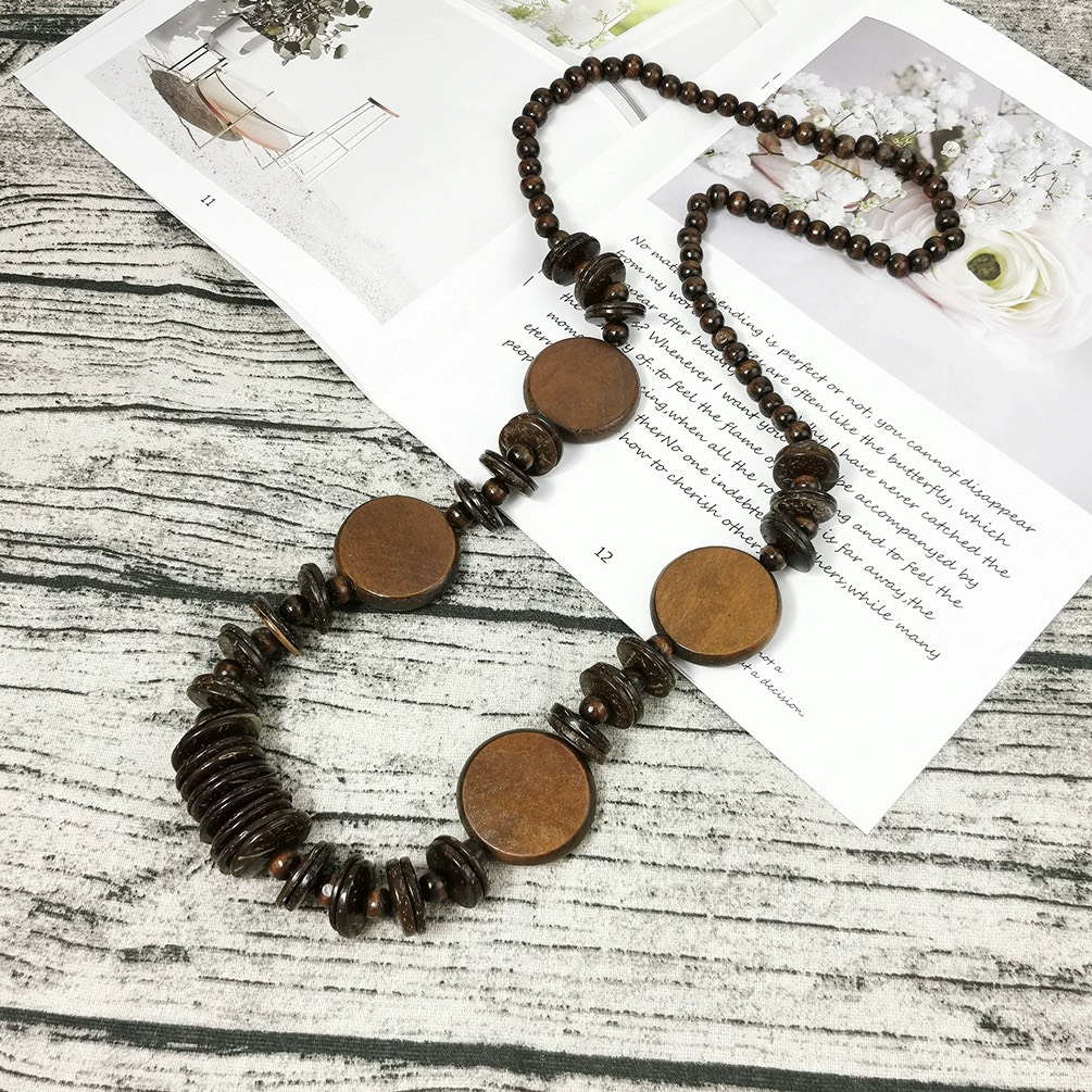 Vòng cổ bằng nguyên liệu tổng hợp đa vòng, đa sắc tạo nên nét độc đáo lạ mắt.