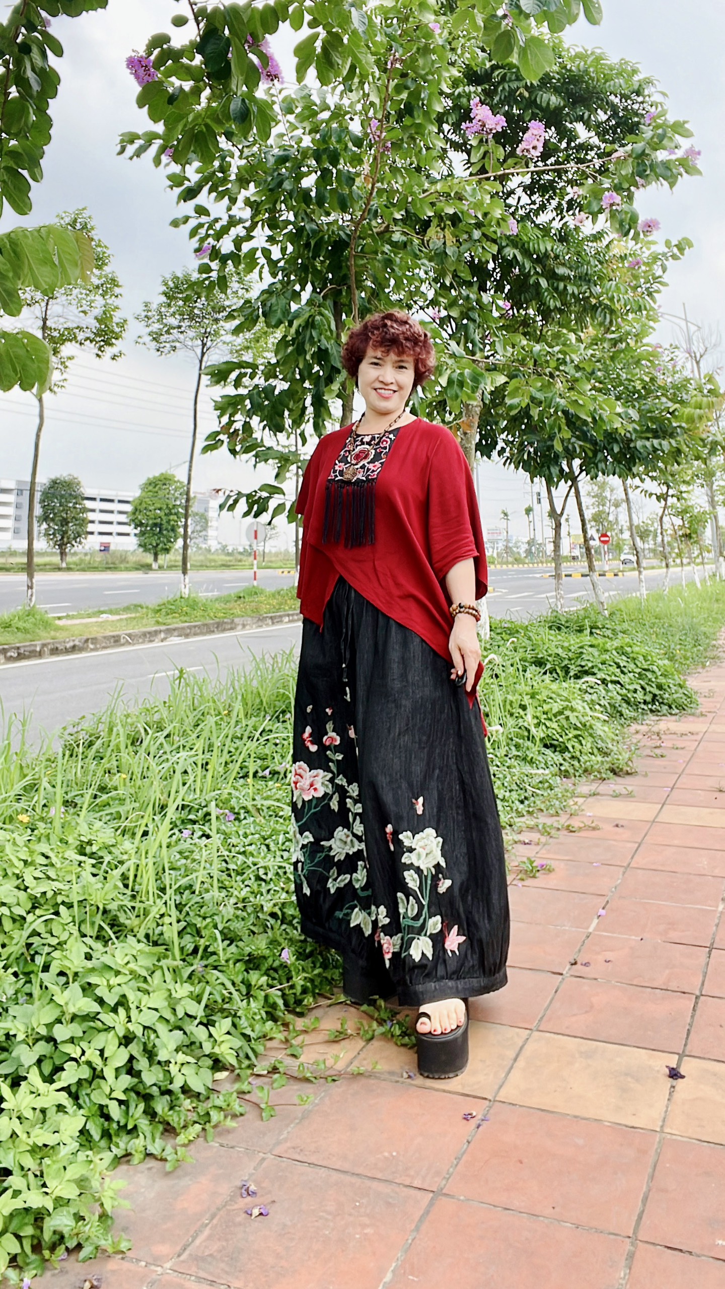 Quần jean nữ thêu, cạp chun, ống rộng - phong cách mới hiện đại, cá tính.