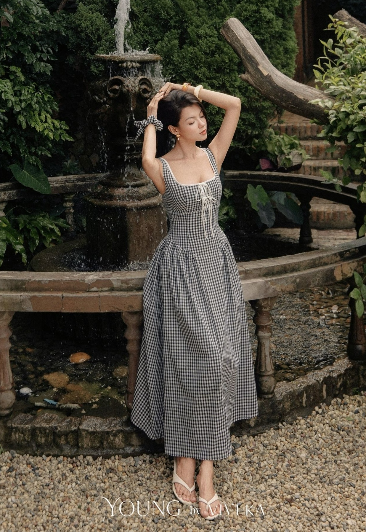 Đầm Caroline dài cổ vuông