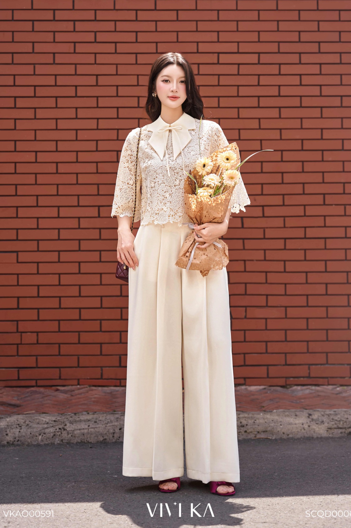 Áo Carter ren hoa tay dài cổ nơ