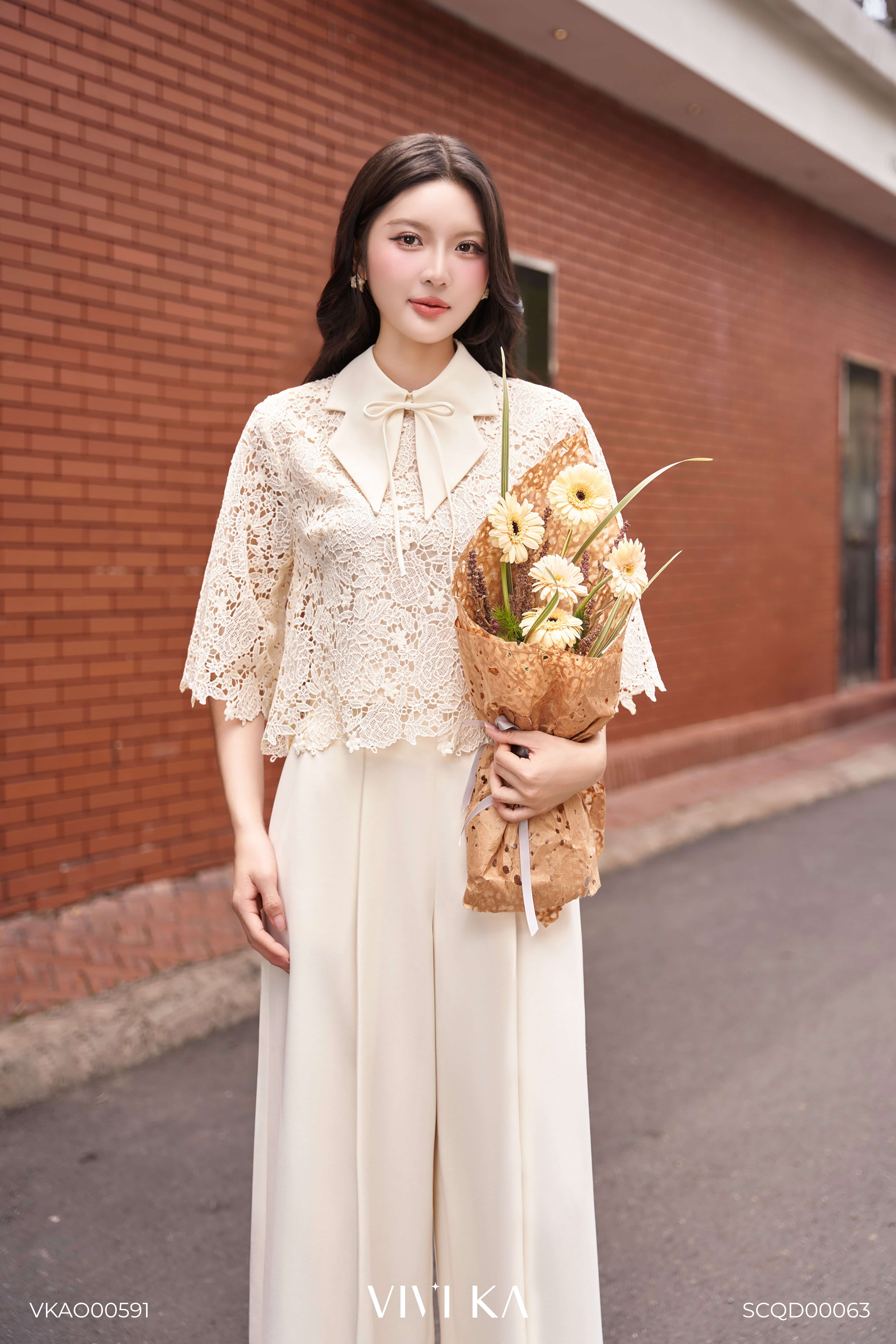 Áo Carter ren hoa tay dài cổ nơ