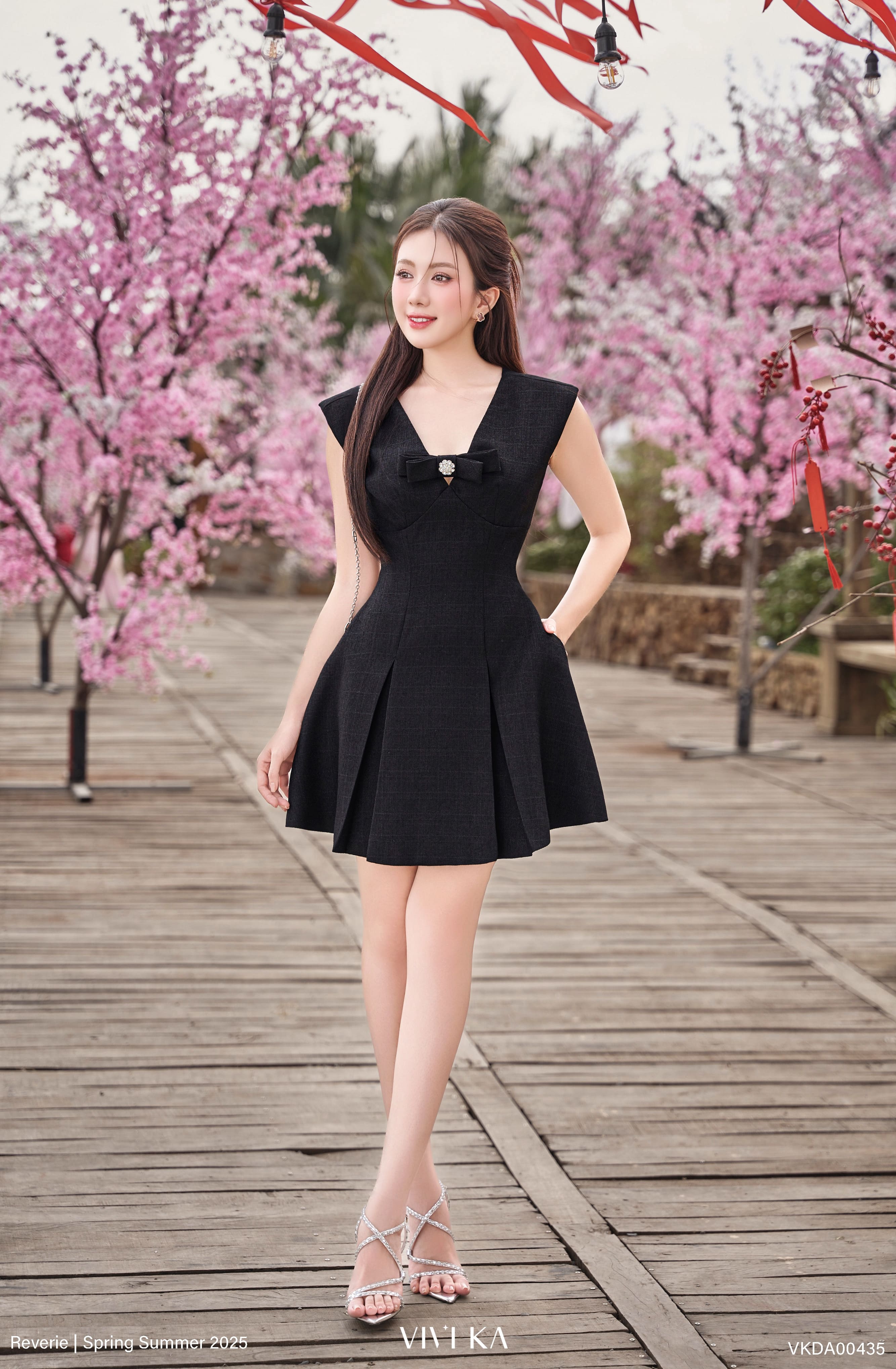 Đầm Maika cổ V phối nút đá