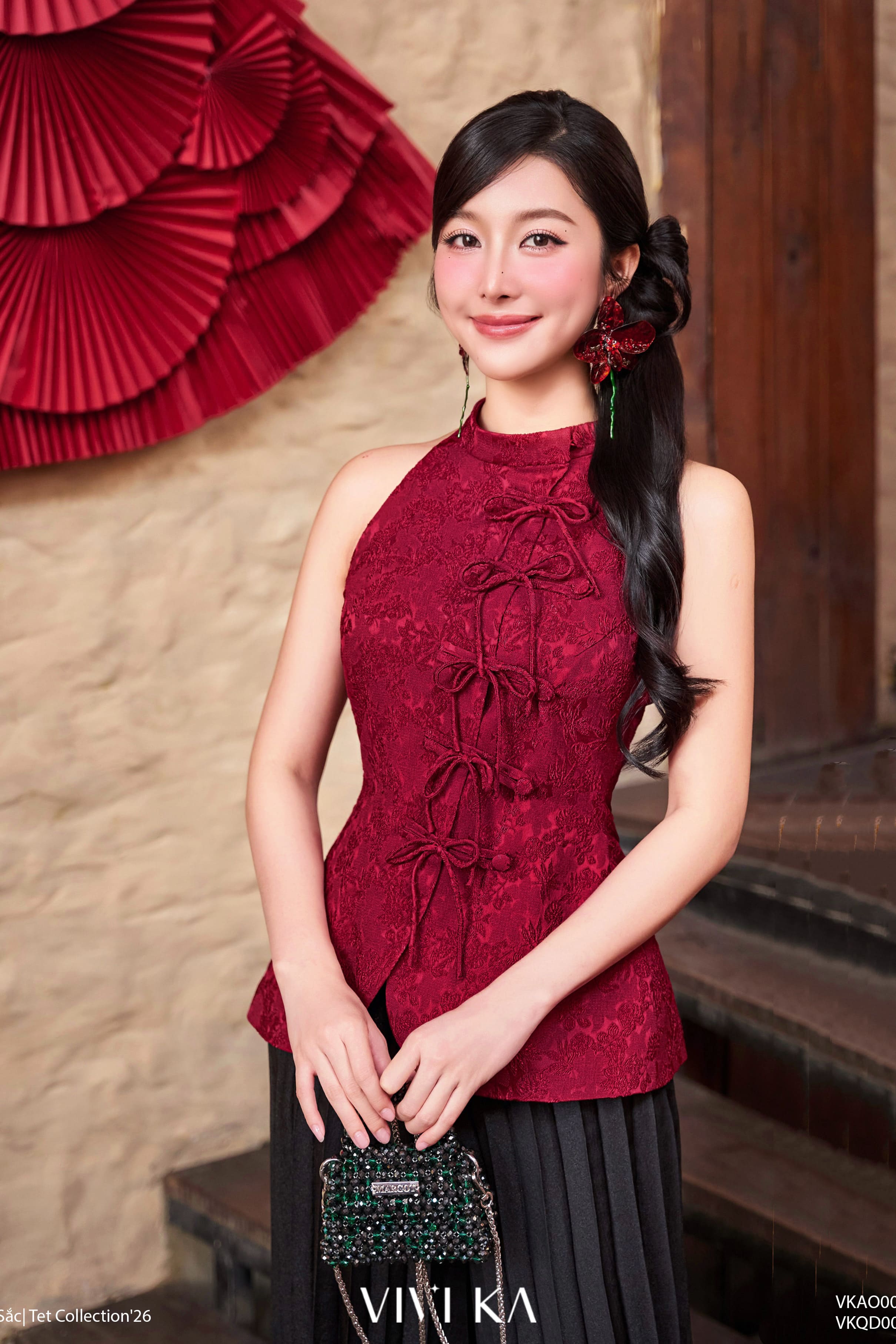 Áo Nguyệt Yên cổ yếm phối nơ gấm đỏ